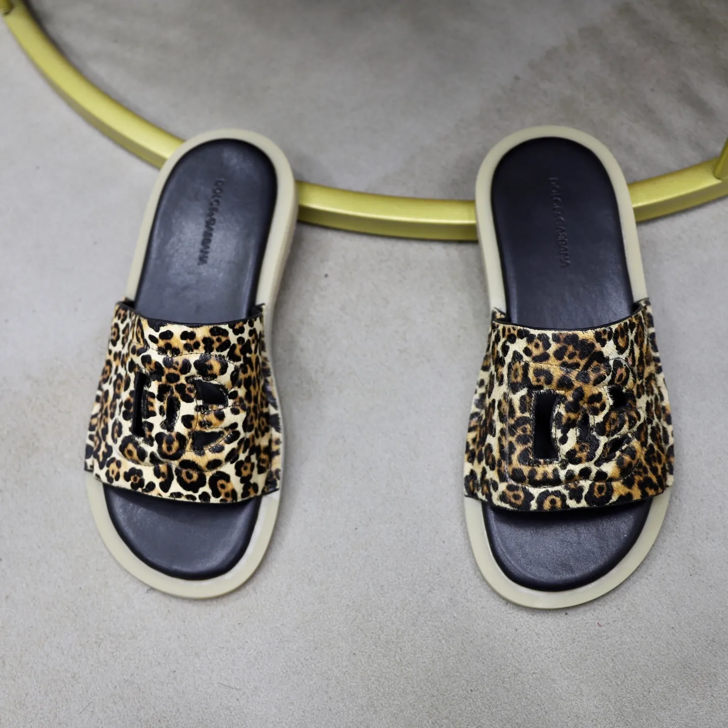 Ex-factory price: 340💰🙅‍♂️🙅‍♂️🙅‍♂️ Brand: DG Standard code: 38-44 (45 customized) Grade: Same as the official website Material: Original leather design Original lightweight wear-resistant molded outsole Style category: Men's fashion sandals Distinguished luxury brand elements Top luxury Color: Actual picture color